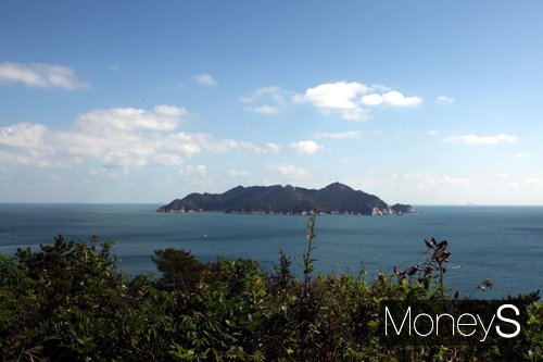  흑산도에서 바라본 영산도 전경. /사진=홍기철기자