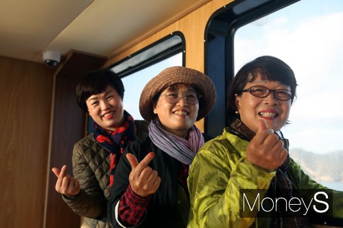영산도 여행을 온 김영희씨 일행. /사진=홍기철기자