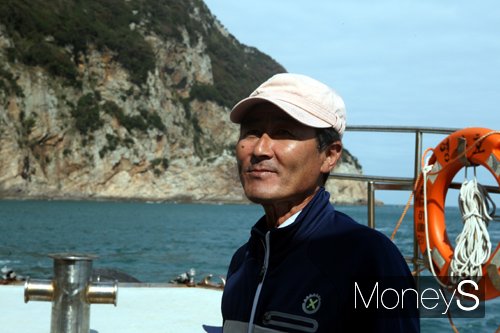 영산도의 젊은 청년 최성광(53) 이장. /사진=홍기철기자