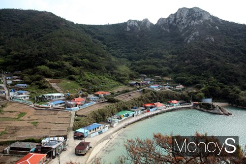 영산도 전망대에서 바라본 마을 전경. /사진=홍기철기자