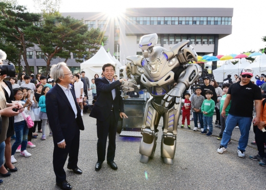 윤화섭 안산시장이 경기&안산사이언스밸리 과학축전에 참석해 지상 최대 거대 로봇 '타이탄'과 악수하고 있다. / 사진제공=안산시