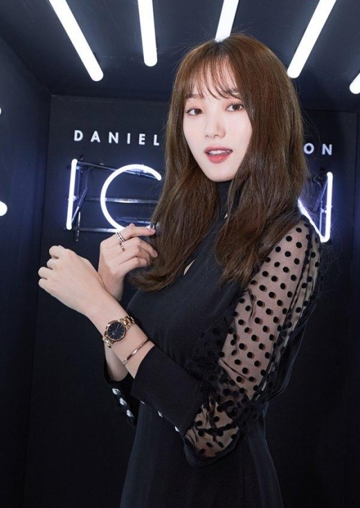 [★패션] 이성경, 매혹적인 블랙 시스루 드레스룩