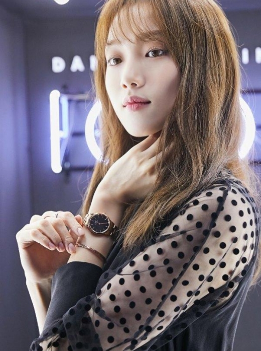 [★패션] 이성경, 매혹적인 블랙 시스루 드레스룩