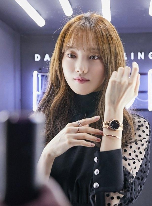 [★패션] 이성경, 매혹적인 블랙 시스루 드레스룩