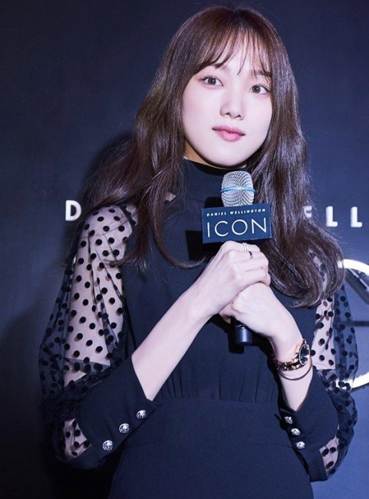 [★패션] 이성경, 매혹적인 블랙 시스루 드레스룩