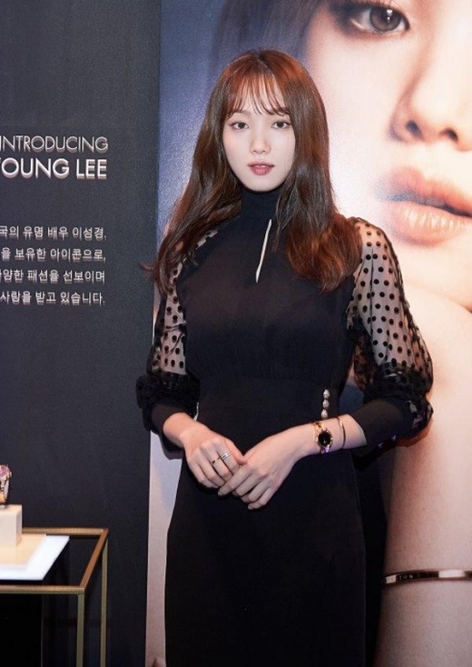 [★패션] 이성경, 매혹적인 블랙 시스루 드레스룩