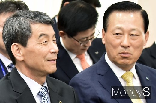 [머니S포토] 2019 정무위 종합국감, 대화를 나누는 이동걸-김도진