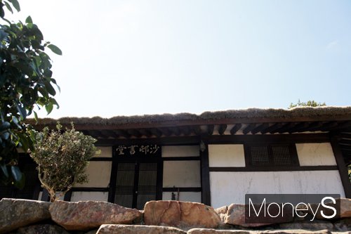 신안군 향토 유적 26호로 지정된 사초서당 전경. /사진=홍기철 기자