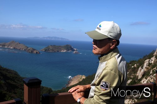 '흑산본도 토박이'인 박도순 다도해해상국립공원 흑산분소 주임이 대장도와 소장도에 얽힌 소와 관련된 얘기를 하고 있다. 멀리 홍도가 자리하고 있다. /사진=홍기철 기자