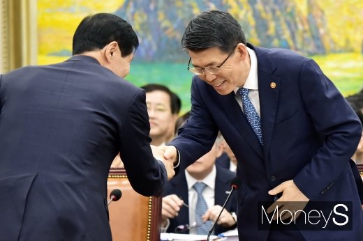 [머니S포토] 2019 정무위 종합국감, 인사 나누는 은성수