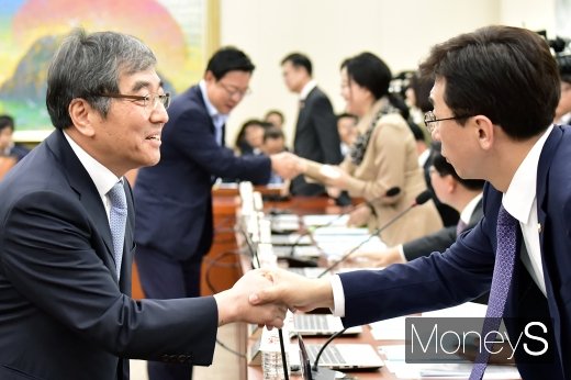 [머니S포토] 인사 나누는 윤석헌 금감원장