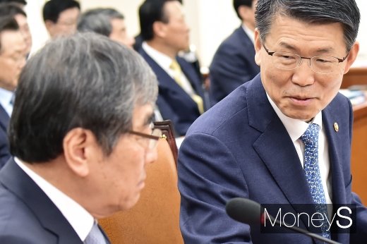 [머니S포토] 2019 정무위 종합 국감, 이야기를 나누는 은성수-윤석헌