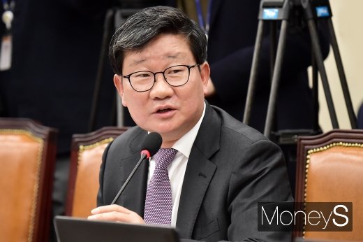 [머니S포토] 2019 정무위 종합국감, 질의하는 전해철 의원