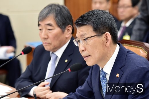 [머니S포토] 은성수, 종합 국정감사서  질의에 응답