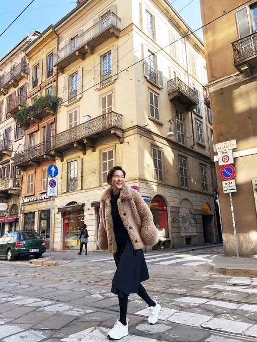 [화보] 김나영, 이탈리아 밀라노 사로잡은 '꾸안꾸 가을패션'