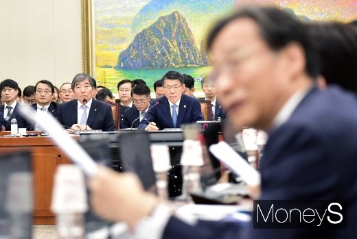 [머니S포토] 2019 정무위 국감, 질의 경청하는 은성수·윤석헌