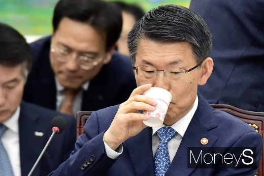 [머니S포토] 2019 종합 국감, 목축이는 은성수 금융위원장