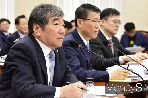 [머니S포토] 윤석헌 금감원장, 정무위원회 종합 국정감사서 의원질의에 응답