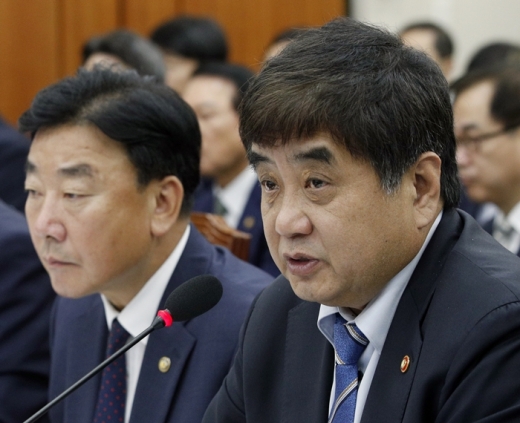 한상혁 방송통신위원장이 21일 서울 여의도 국회 과학기술정보방송통신위원회 회의실에서 열린 방송통신위원회, 원자력안전위원회 등에 대한 종합감사에서 의원질의에 답하고 있다. /사진=뉴스1