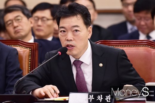 [머니S포토] 법사위 국정감사서 의원 질의에 답하고 있는 김오수 법무차관
