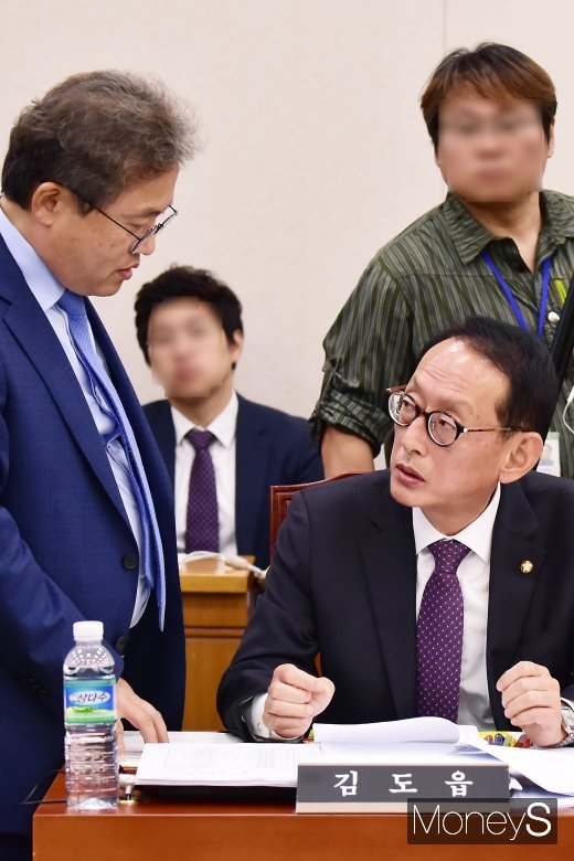 [머니S포토] 2019 법사위 종합국감서 의견 나누는 여야 간사