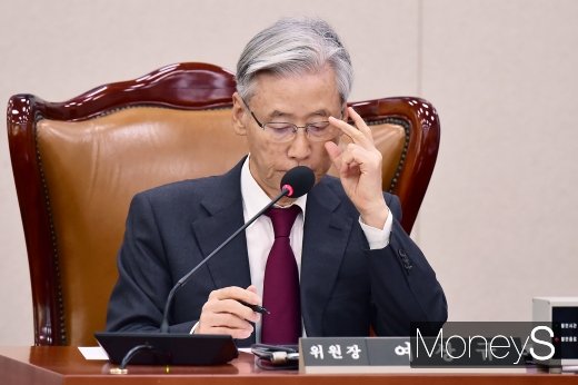 [머니S포토] 2019 법사위 종합국감, 안경 고쳐쓰는 여상구 위원장