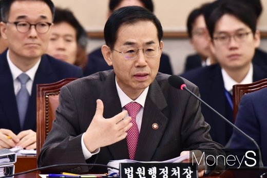 [머니S포토] 국회 법사위 국감서 의원질의에 답하는 조재현 법원행정처장