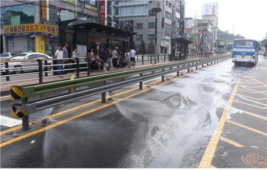 폭염특보 발령에 따른 구리시 도로청소시스템. /사진제공=구리시
