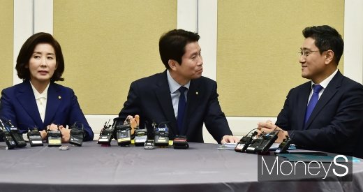 나경원 자유한국당 원내대표와 이인영 더불어민주당 원내대표, 오신환 바른미래당 원내대표(왼쪽부터)가 지난 16일 국회에서 회동하고 있다. /사진=임한별 기자