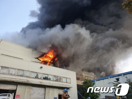 21일 오전 인천 남동공단의 한 자동차 부품공장에서 불이나 소방당국이 진화에 나섰다. /사진=뉴스1