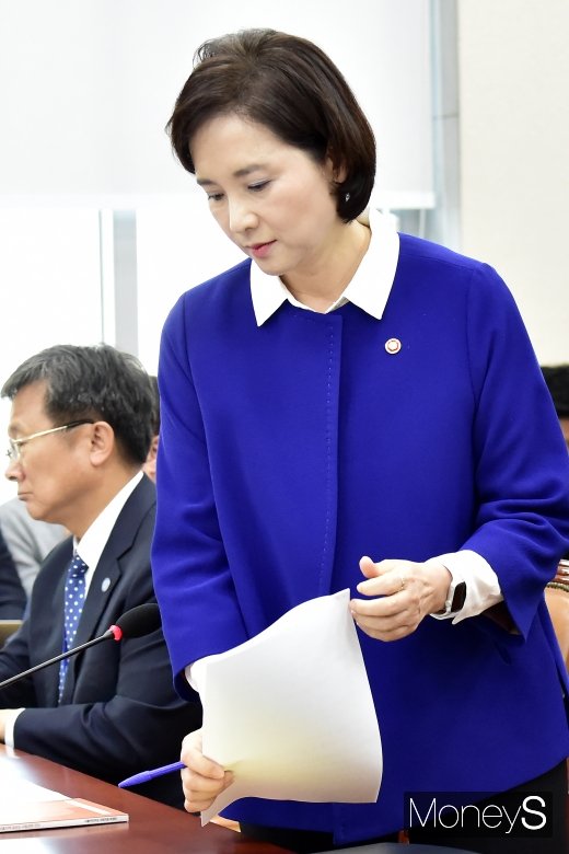 [머니S포토] 교육위 종합국감 출석한 유은혜 부총리