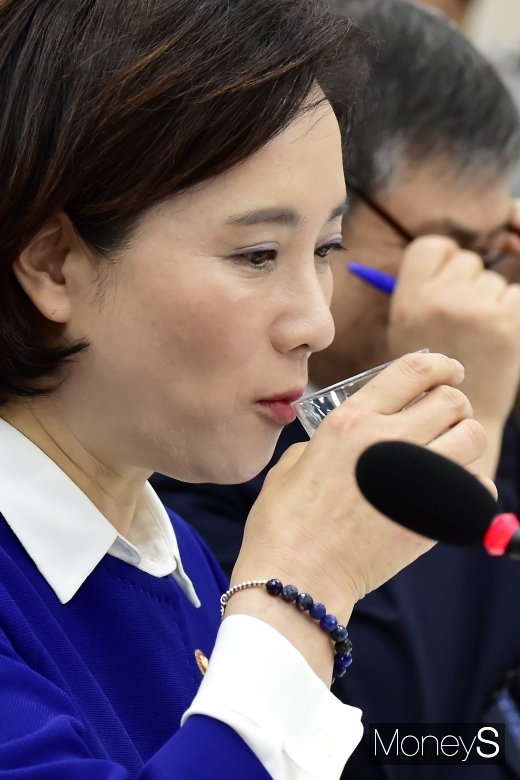 [머니S포토] 야당 의원 질타에 목축이는 유은혜