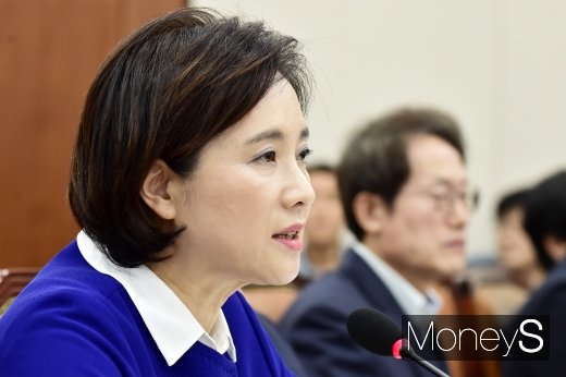 [머니S포토] 조국 자녀 특례 관련 야당의원 비판을 듣고있는 유은혜