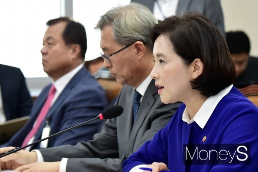 [머니S포토] 국회 교육위 국감서 질의에 답변하는 유은혜 부총리