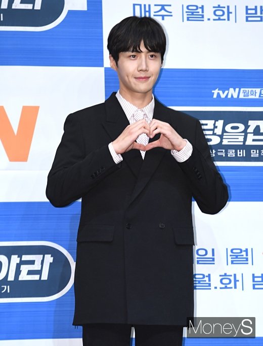 [머니S포토] 김선호 '여심저격 하트'