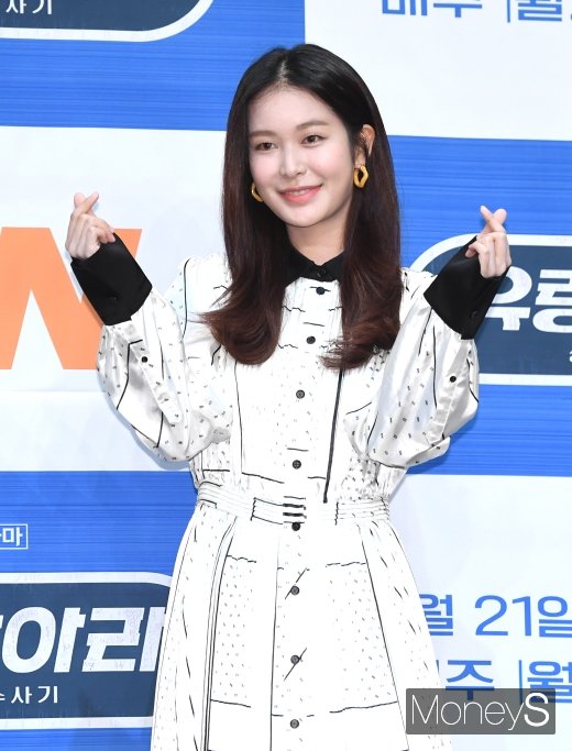 [머니S포토] 정유진 '하트 뿅뿅'
