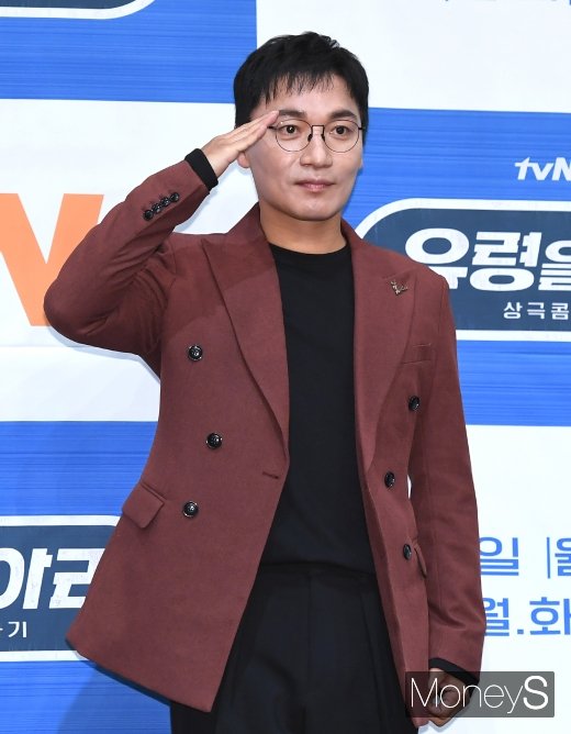 [머니S포토] 조재윤, 각 잡힌 거수경례