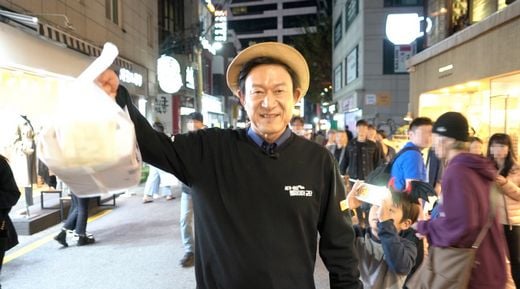 BBQ 전속모델 배우 김응수가 홍대에 떴다!