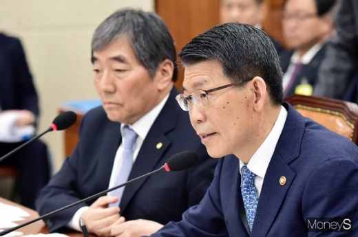 은성수 금융위원장(오른쪽)과 윤석헌 금융감독원장(왼쪽)이 21일 서울 여의도 국회에서 열린 금융위원회·금융감독원 등 정무위원회 종합 국정감사에서 참석했다. /사진=임한별 기자