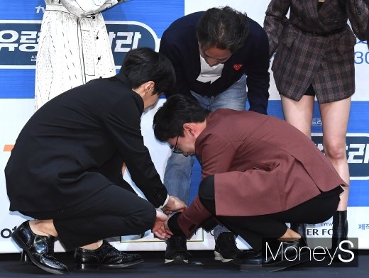 [머니S포토] 신윤섭PD의 신발 끈을 매주는 김선호·조재윤