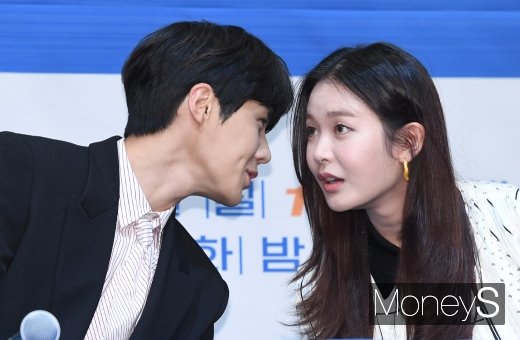 [머니S포토] 김선호·정유진, 다정한 귓속말