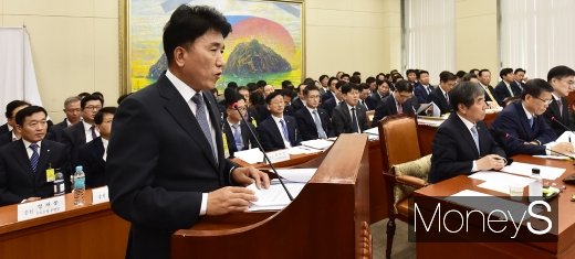 [머니S포토] DLF사태 관련 질의 답하는 함영주