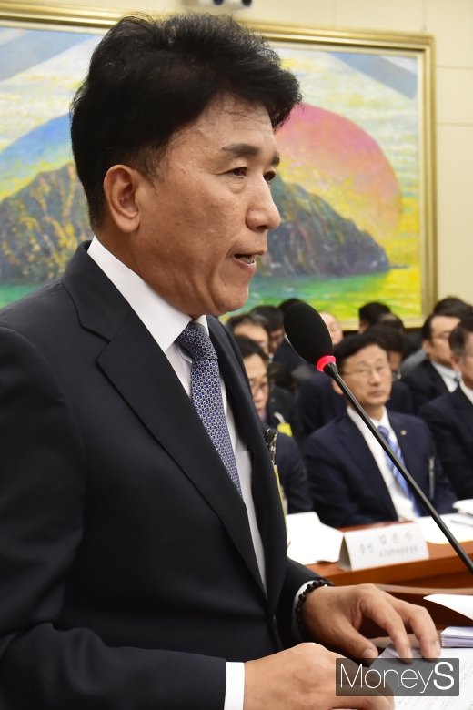 [머니S포토] 국회 국감에서 답변하는 함영주 하나금융그룹 부회장