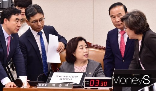 [머니S포토] 2019 국토위 종합국감, 의견 나누는 박순자 국토교통위원장