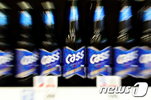 서울 한 대형마트의 주류매대에 오비맥주 카스 제품이 전시돼 있다. /사진=뉴스1 DB