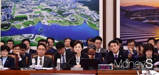 [머니S포토] 라돈·부동산투기 관련 시선 쏠린 국토부 종합국감