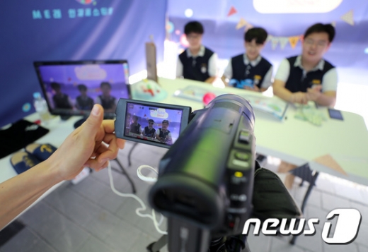 지난달 25일 경기 수원시 영통구 수원컨벤션센터에서 열린 2019 드림락서-미래인재 페스티벌에서 청소년들이 '유튜버' 직업 체험을 하고 있다. /사진=뉴스1