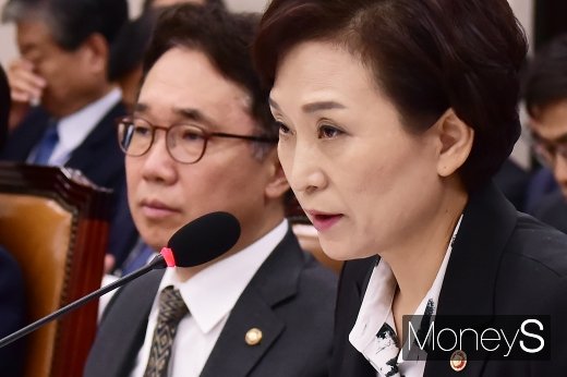 [머니S포토] 답변하는 김현미 장관