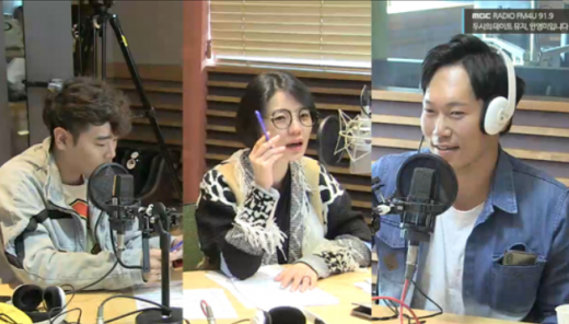 라디오에 출연한 배우 송진우(오른쪽). /사진=MBC FM4U '두시의 데이트, 뮤지· 안영미입니다' 보이는라디오 캡처