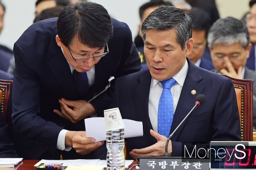 [머니S포토] 2019 국방 종합 국감, 자료 살펴보는 정경두 장관